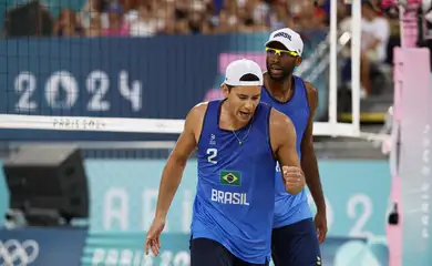 Paris 2024 Olympics - Beach Volleyball - Men's Preliminary Phase - Pool E - Brazil vs Canada (Evandro/Arthur vs Schachter/Dearing) - Eiffel Tower Stadium, Paris, France - July 31, 2024. Arthur Diego Mariano Lanci of Brazil gestures during the match. REUTERS/Louisa Gouliamaki