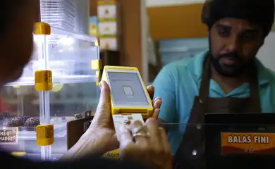 Rio de Janeiro (RJ), 12/01/2025 – Transação comercial em maquininha. Novo decreto moderniza o Programa de Alimentação do Trabalhador (PAT) e traz novas regras ao sistema de vale-alimentação e vale-refeição. Foto: Fernando Frazão/Agência Brasil