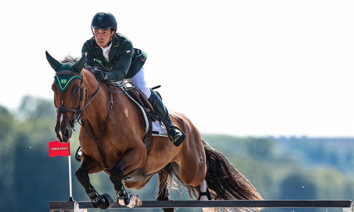 Stephan Barcha termina na quinta posição na competição de saltos do hipismo em Paris - em 06/08/2024