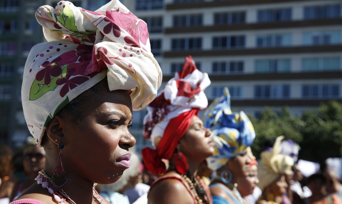 Rio de Janeiro - Mulheres marcham em Copacabana para celebrar o Dia da Mulher Negra Latino-Americana e Caribenha, durante a 3ª Marcha das Mulheres Negras no Centro do Mundo (Tânia Rêgo/Agência Brasil)