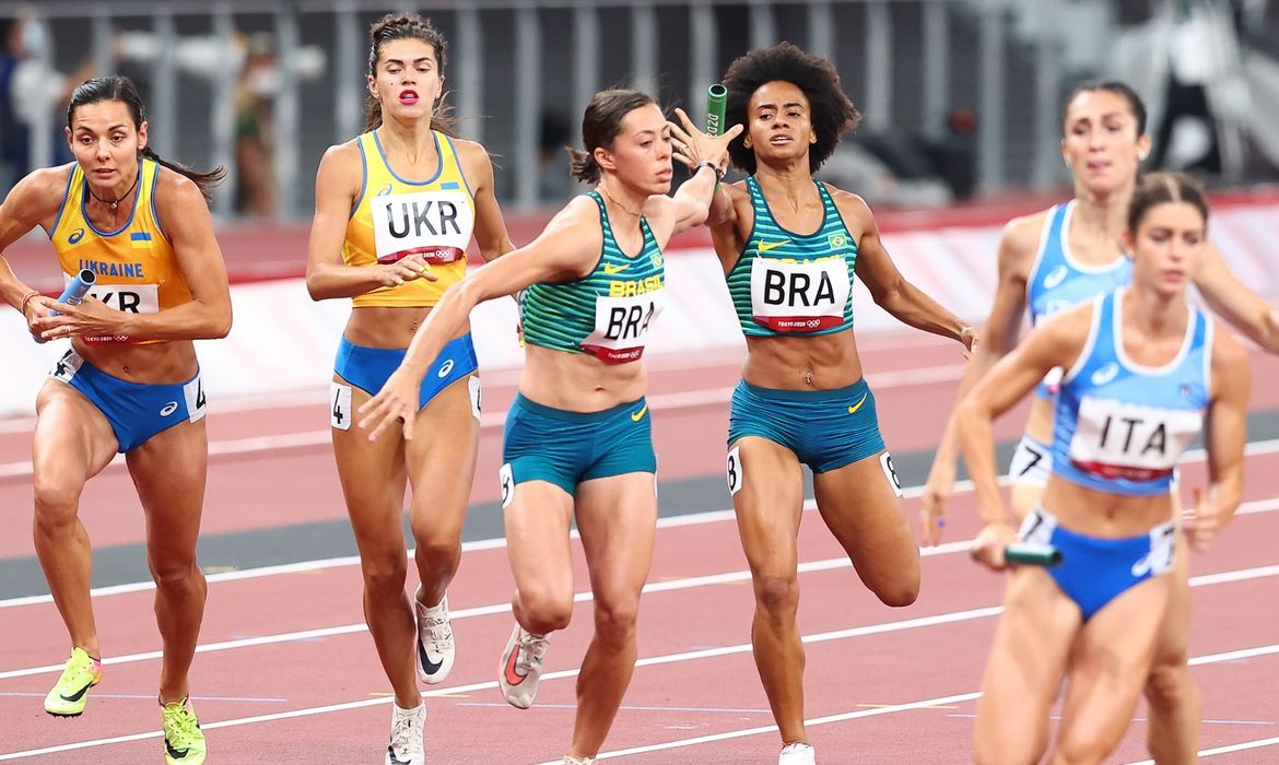 Brasil bate recorde sul-americano, mas não vai à final no revezamento 4x400m misto.