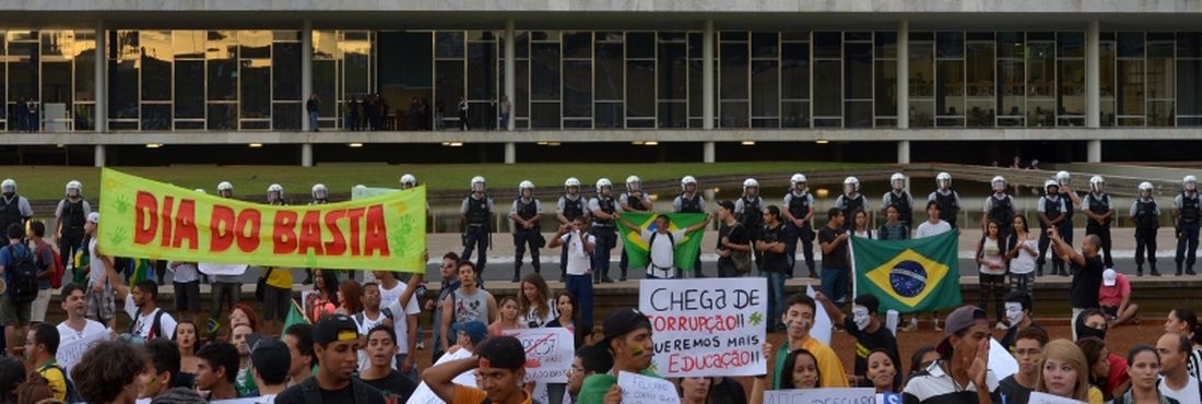Brasília - Manifestantes protestam contra a PEC 37 no espelho d'água do Congresso Nacional