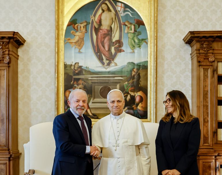 Presidente da República, Luiz Inácio Lula da Silva, durante audiência com Sua Santidade o Papa Leão XIV. Biblioteca do Palácio Apostólico, Vaticano.

Foto: Ricardo Stuckert / PR