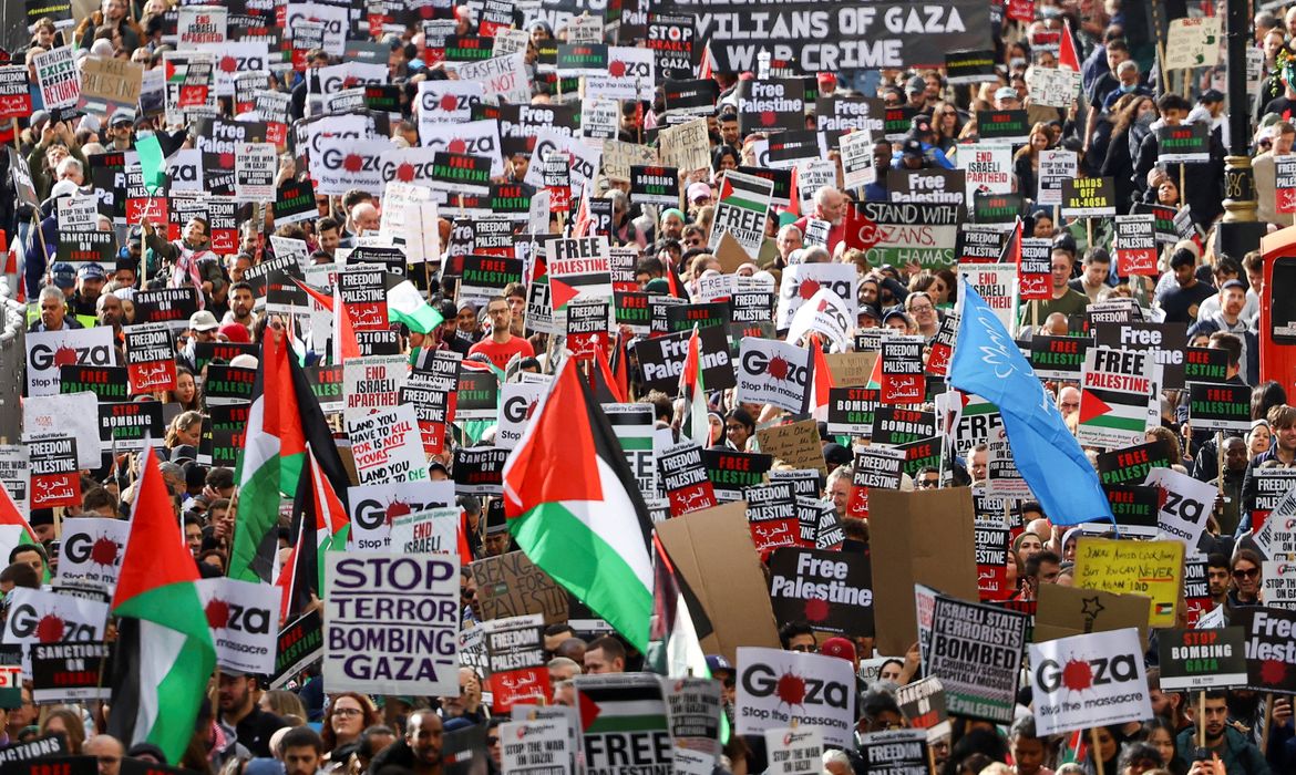 Manifestantes protestam, em Londres, em solidariedade aos palestinos em Gaza
21/10/2023
REUTERS/Hannah McKay