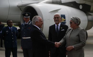 Noruega - Presidente da República, Michel Temer, recebe os cumprimentos da embaixadora da Noruega no Brasil, Aud Marit Wiig, em sua chegada a Oslo (Beto Barata/PR)