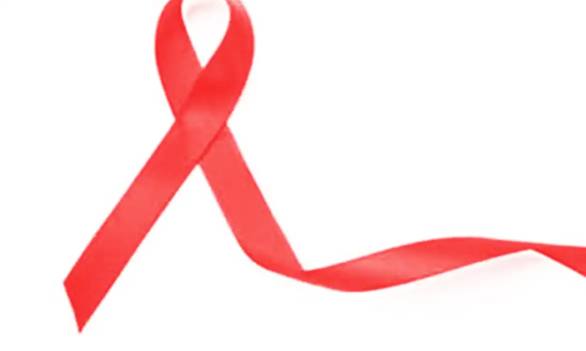 GIV/Divulgação Brasília (DF), 23/09/2025 - A fita vermelha (ou laço vermelho) é o símbolo universal da conscientização, apoio e solidariedade às pessoas que vivem com HIV/AIDS. Foto: GIV/Divulgação