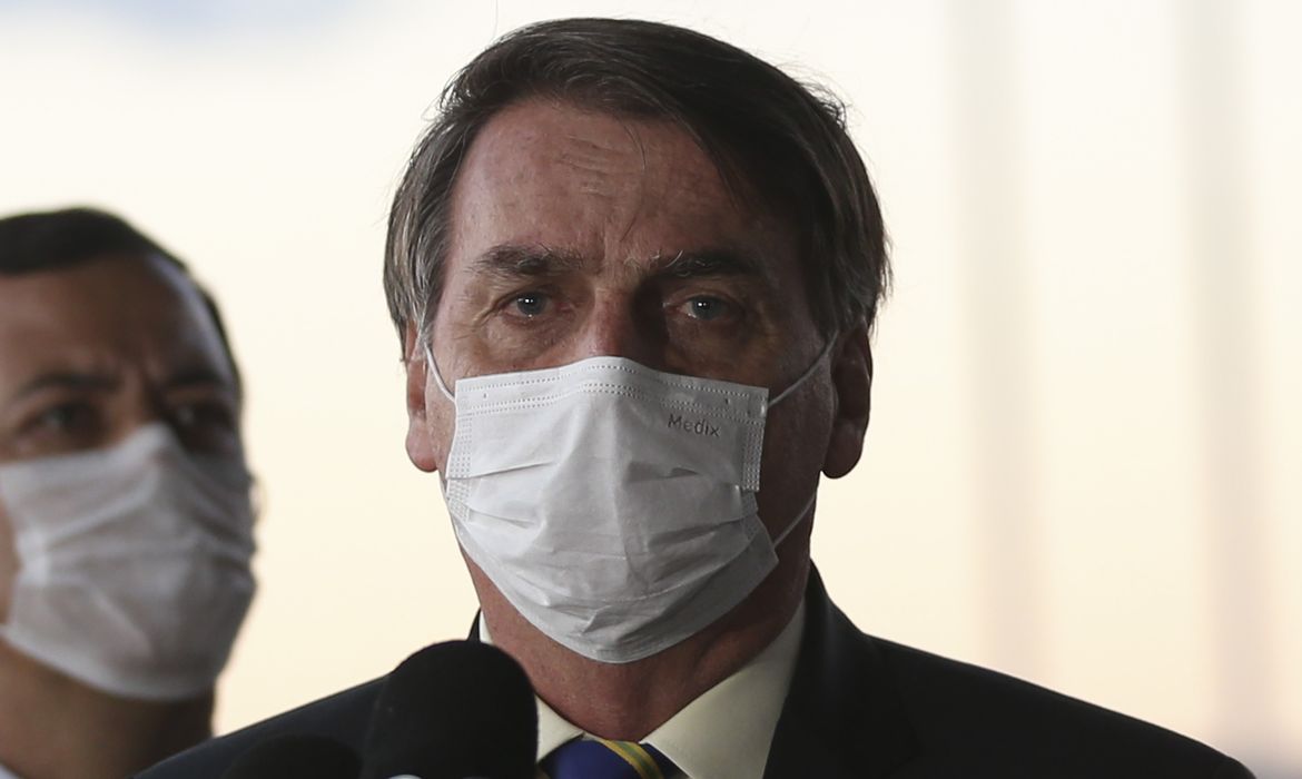O presidente Jair Bolsonaro fala à imprensa no Palácio da Alvorada
