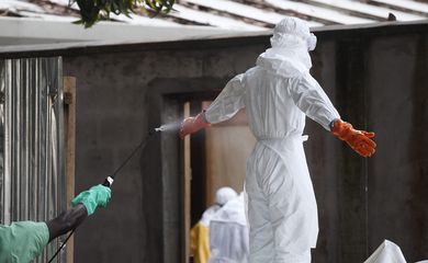 Enfermeiro da Libéria passa por descontaminação após ter contato com corpos de vítimas do ebola (Ahmed Jallanzo/EPA/Agência Lusa/ Direitos Reservados)