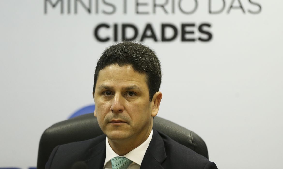 Brasília - O ministro das Cidades, Bruno Araújo, durante cerimônia de assinatura de portaria que regulamenta o Programa Cartão Reforma (Marcelo Camargo/Agência Brasil)