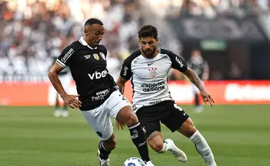 Soccer Football - Brasileiro Championship - Corinthians v Botafogo - Neo Quimica Arena, Sao Paulo, Brazil - November 30, 2025 Botafogo's Fernando Marcal in action with Corinthians' Yuri Alberto REUTERS/Thiago Bernardes