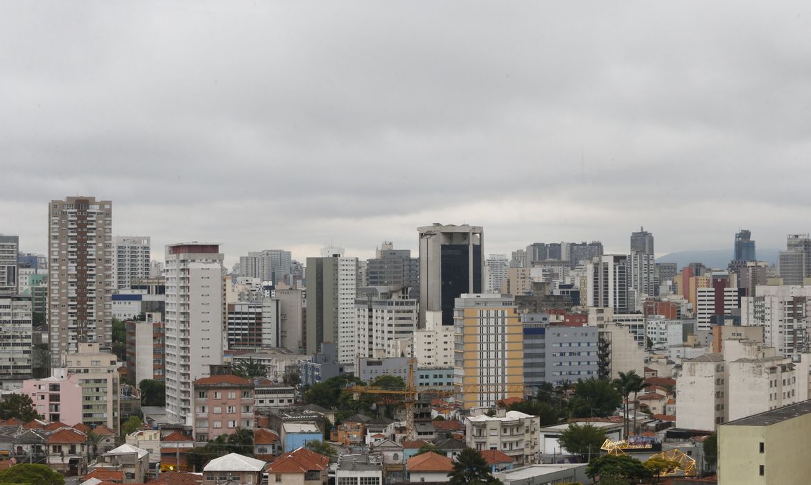 Chuva em São Paulo diminui, mas alerta continua