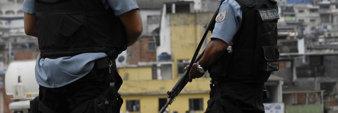 Policiais fiscalizam comunidade no Rio Número de UPPs deve chegar a 40 até o fim de 2014