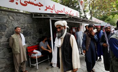 Familiares de vítimas de explosão aguardam em hospital de Cabul