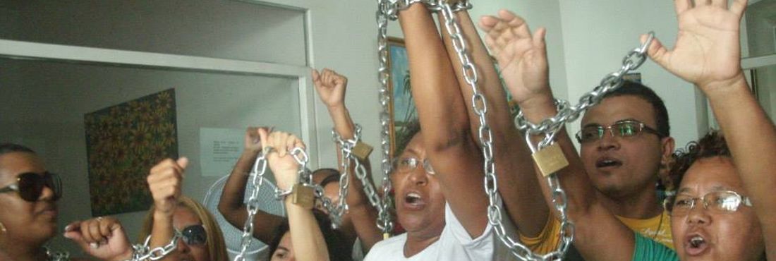 Professores grevistas se acorrentam na prefeitura de São Luís