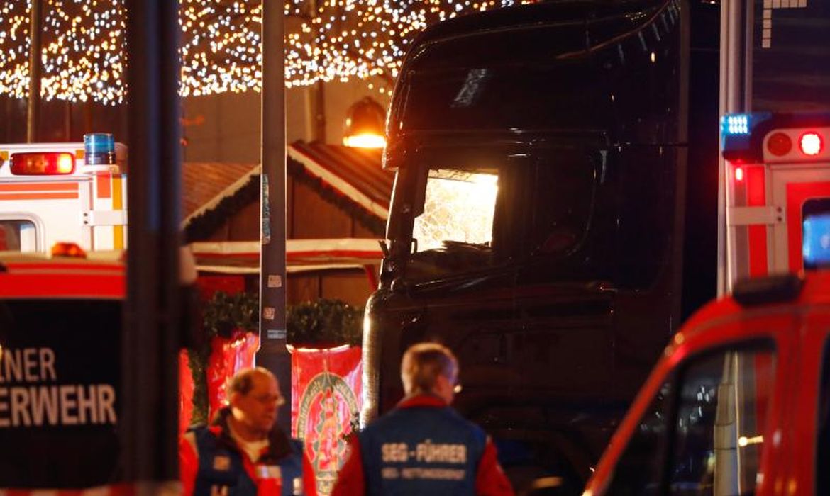 Caminhão lançado contra feira em Berlim deixa vários mortos e 50 feridos