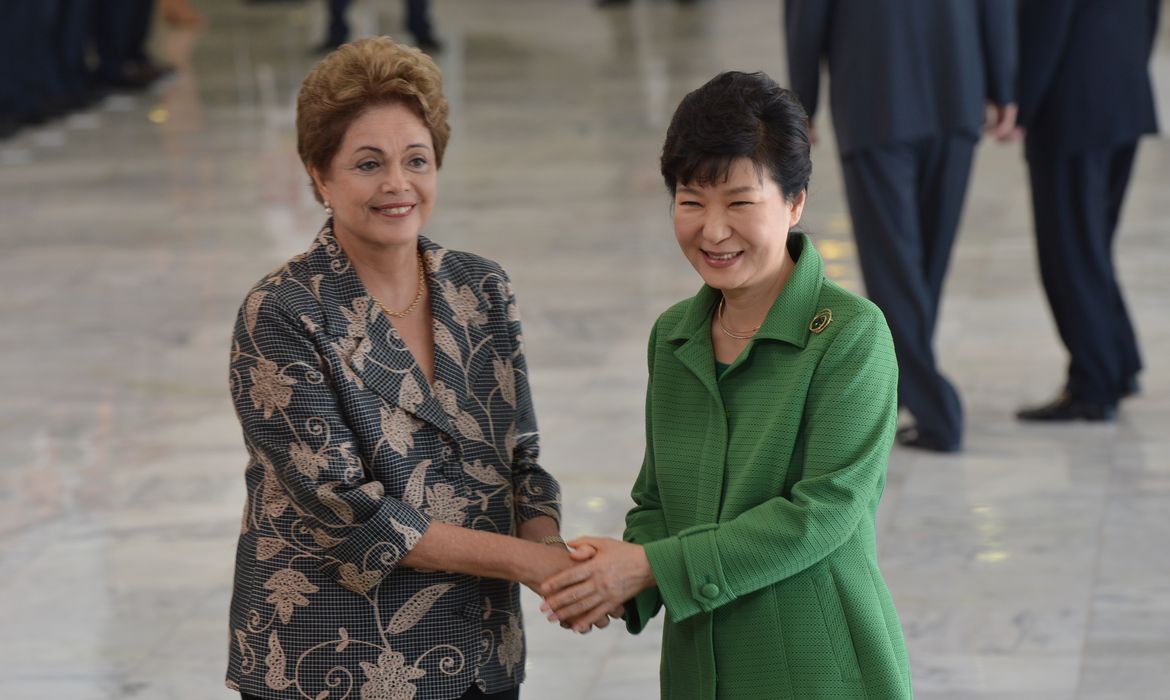 Presidenta Dilma Rousseff, recebe a presidente da Coreia, Park Geun-hye, no Palácio do Planalto (Antonio Cruz/Agência Brasil)