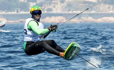 Bruno Lobo para na semifinal da classe Fórmula Kite nos Jogos de Paris - último competidor da vela - em 08/08/2024