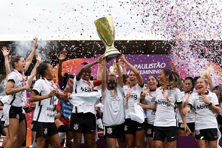 Atletas do Corinthians comemoram o bicampeonato paulista feminino de futebol.