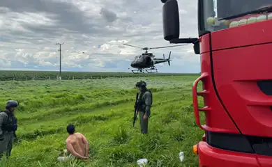 Brasília (DF) 30/12/2024 - 
A Polícia Civil do DF prendeu um homem de 30 anos no domingo (29), suspeito de planejar ataques em Brasília. A prisão aconteceu na Bahia, após interceptação de um helicóptero da PCDF. A ação foi fruto de investigações iniciadas com denúncias anônimas no sábado (28). O suspeito segue sob custódia.
Foto: Policía Civil-DF/Divulgação