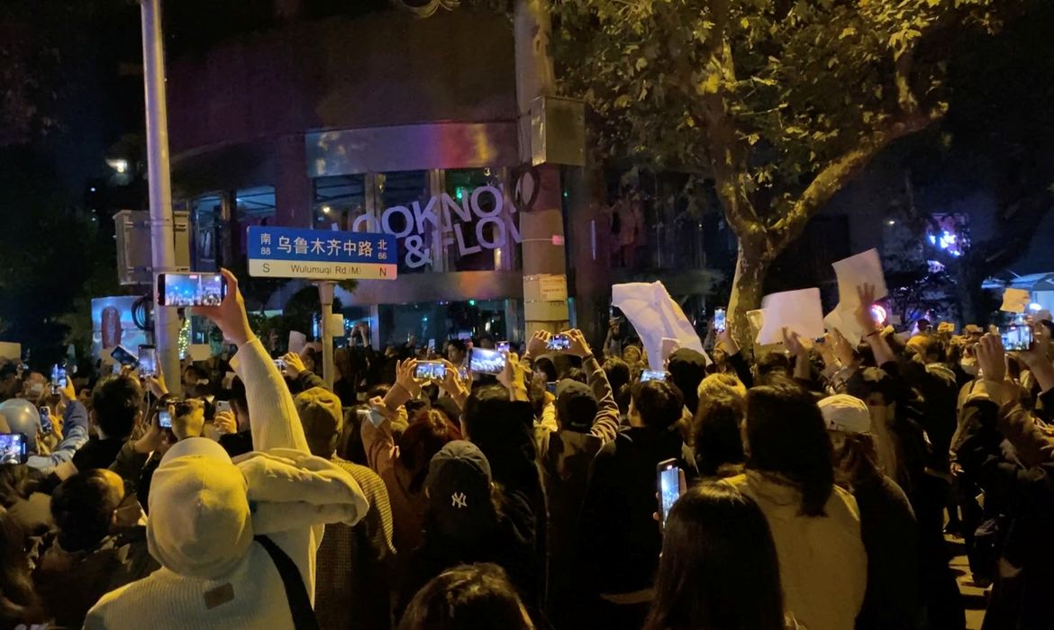 Chineses protestam em Xangai contra a política de covid zero 