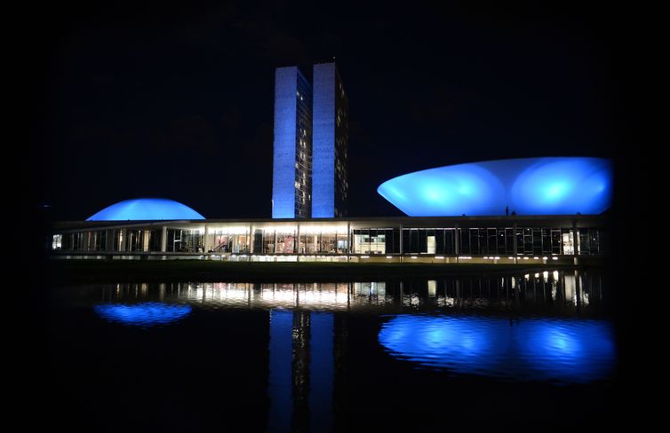 Monumentos são iluminados em apoio à campanha Novembro Azul para chamar a atenção dos homens sobre a importância da prevenção e do diagnóstico precoce do câncer de próstata (Valter Campanato/Agência Brasil)