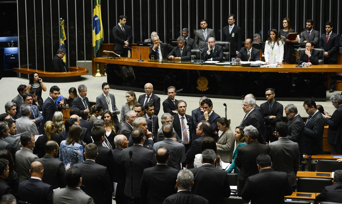 Brasília - O presidente da Câmara dos Deputados, Eduardo Cunha, preside a sessão para eleger integrantes da comissão especial encarregada de analisar o pedido de impeachment da presidenta Dilma Rousseff (Antônio Cruz/ Agência Brasil)