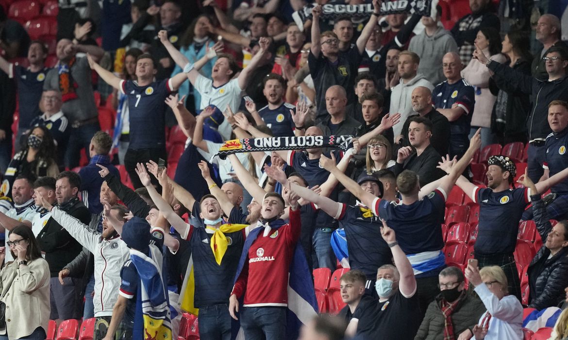 Torcedores em Wembley durante partida entre Inglaterra e Escócia pela Eurocopa
