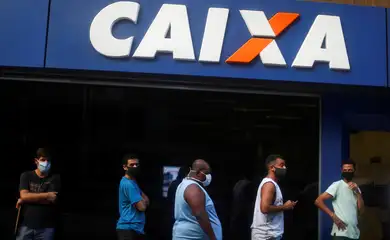 Pessoas formam fila em agência da Caixa Econômica Federal no Rio de Janeiro