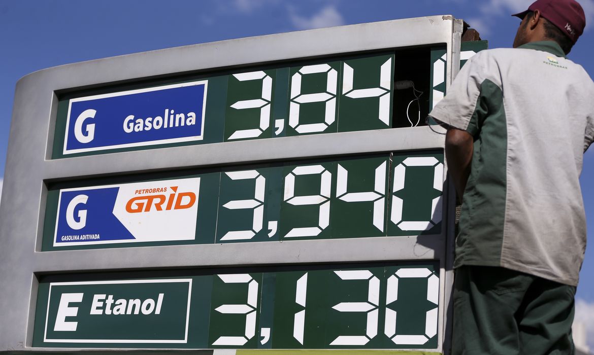 Brasília - Postos de combustíveis reajustam os preços e repassam para o consumidor o aumento da alíquota do PIS e Cofins pelo litro da gasolina(Marcelo Camargo/Agência Brasil)