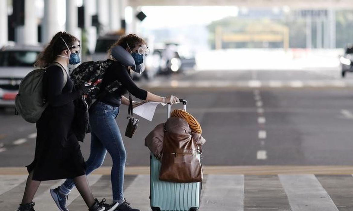Passageiras com máscara de proteção chegam ao aeroporto de Guarulhos, em São Paulo