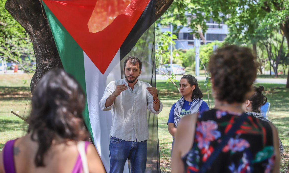 Brasília (DF), 15/10/2023, O socioambientalista Thiago Ávila, durante aula pública Pró-Palestina, na asa norte em Brasília. Foto: Antônio Cruz/Agência Brasil
