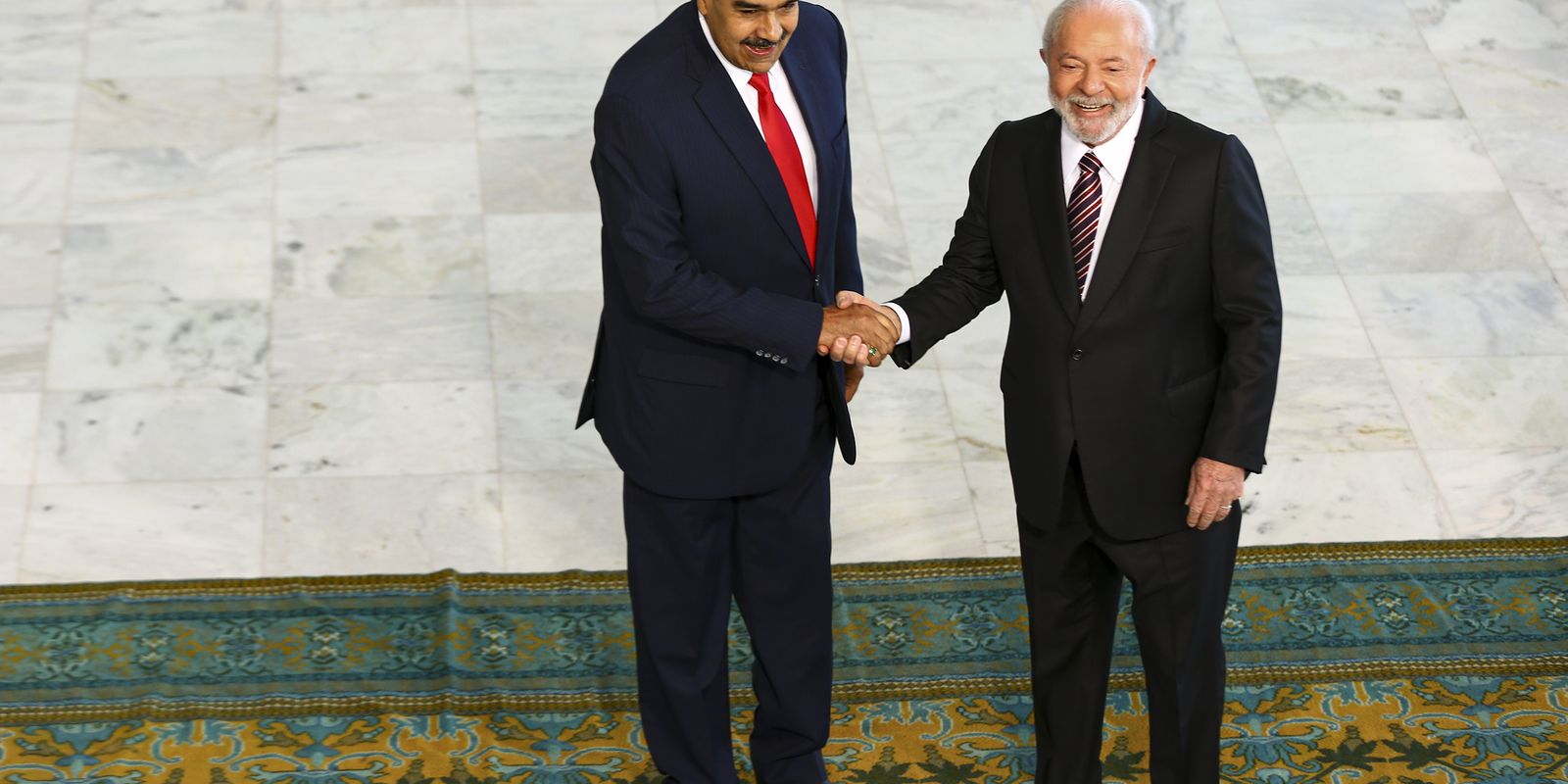 Ao lado de Maduro, Lula defende união de países latino-americanos