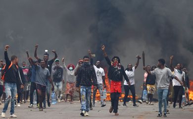 Manifestantes em Maputo, capital de Moçambique, durante 