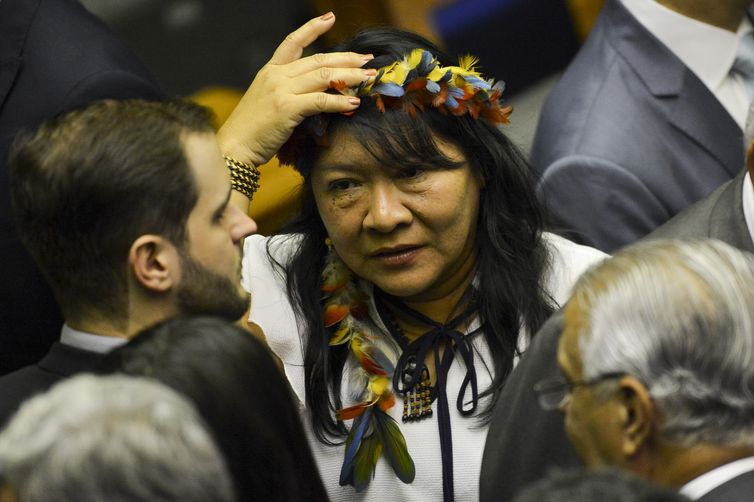 A deputada Joênia Wapichana, primeira mulher indígena eleita, durante sessão de posse dos deputados federais para a 56a Legislatura.