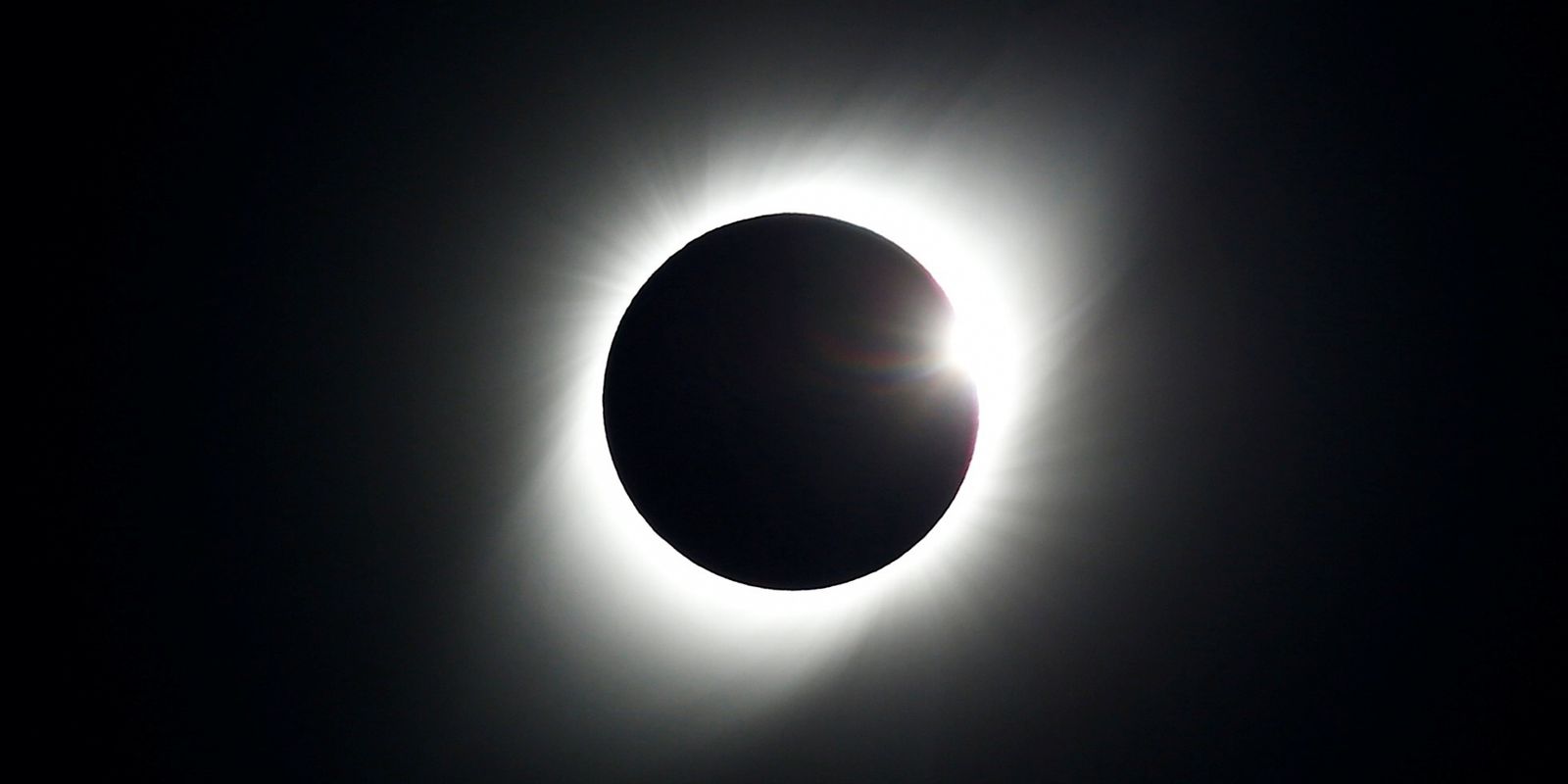 Se debe tener precaución al observar el eclipse solar para evitar daños oculares.