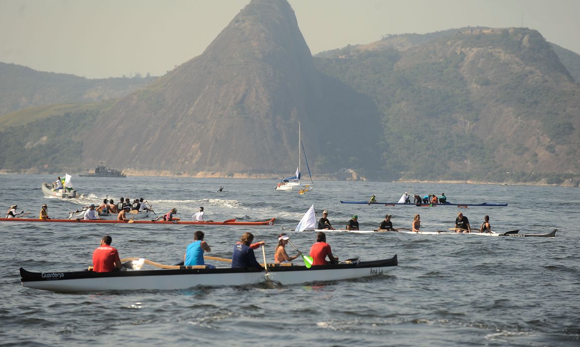 Dezenas de embarcações com ativistas, atletas e políticos participaram de barqueata na Baía de Guanabara alertando para a poluição no local, que será palco de atividades olímpicas (Tomaz Silva/Agência Brasil)
