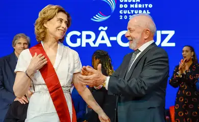 A atriz Fernanda Torres e o Presidente da República, Luiz Inácio Lula da Silva,  durante a cerimônia de Entrega da Ordem do Mérito Cultural, no Palácio Gustavo Capanema. Rio de Janeiro - RJ.