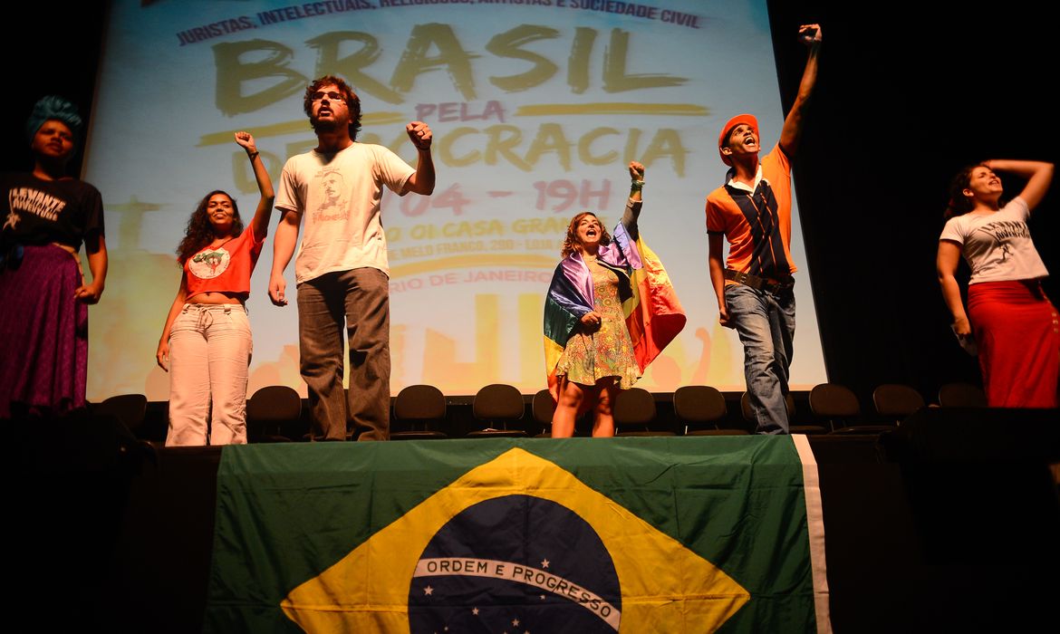 Rio de Janeiro - O ato Brasil pela Democracia, no Teatro Casa Grande, reúne manifestantes contra o processo de impeachment da presidenta Dilma Rousseff  (Fernando Frazão/Agência Brasil)