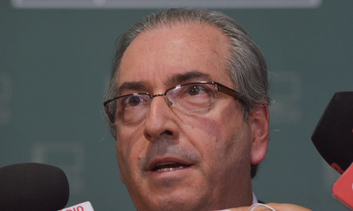Brasília - O presidente da Câmara dos Deputados, Eduardo Cunha, fala à imprensa (Valter Campanato/Agência Brasil)