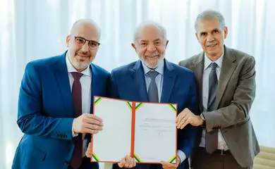 Brasília (DF), 20/08/2025 - Presidente da República, Luiz Inácio Lula da Silva, empossa o novo presidente da Empresa Brasil de Comunicação - EBC, André Basbaum, tendo ao lado o ministro-chefe da Secretaria de Comunicação Social, Sidônio Palmeira, durante cerimônia no Palácio da Alvorada. Foto: Ricardo Stuckert/PR