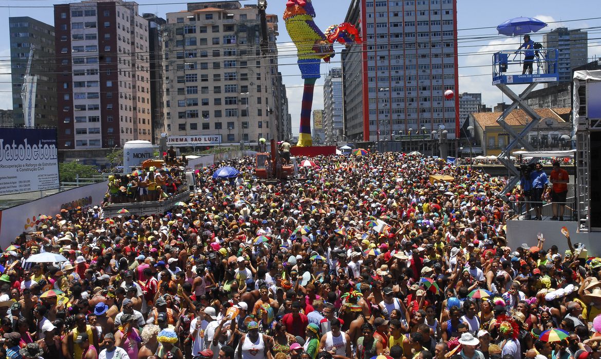 Agência Brasil 30 Anos - Considerado o maior bloco carnavalesco do mundo, o Galo da Madrugada toma as ruas da cidade