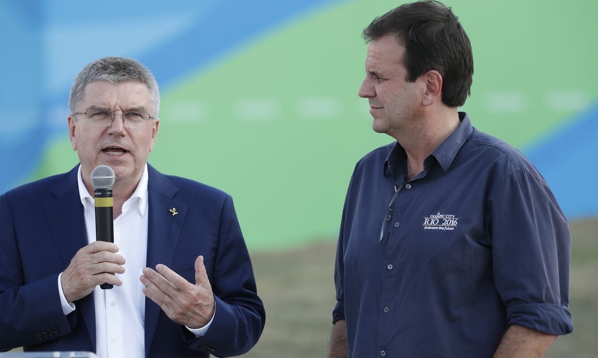 Rio de Janeiro - O prefeito Eduardo Paes (D) e o presidente do COI, Thomas Bach, visitam local da pira olímpica (Fernando Frazão/Agência Brasil)
