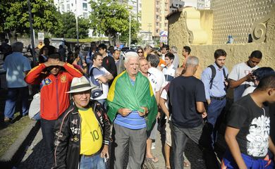 No Rio, no ponto de venda em Botafogo, na zona sul da cidade, centenas de pessoas fazem fila para adquirir ingressos para jogos em uma das 12 cidades-sede da Copa do Mundo (Tânia Rêgo/Agência Brasil)