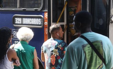 Transporte público após a liberação do uso de máscaras em lugares fechados pela prefeitura do Rio de Janeiro.