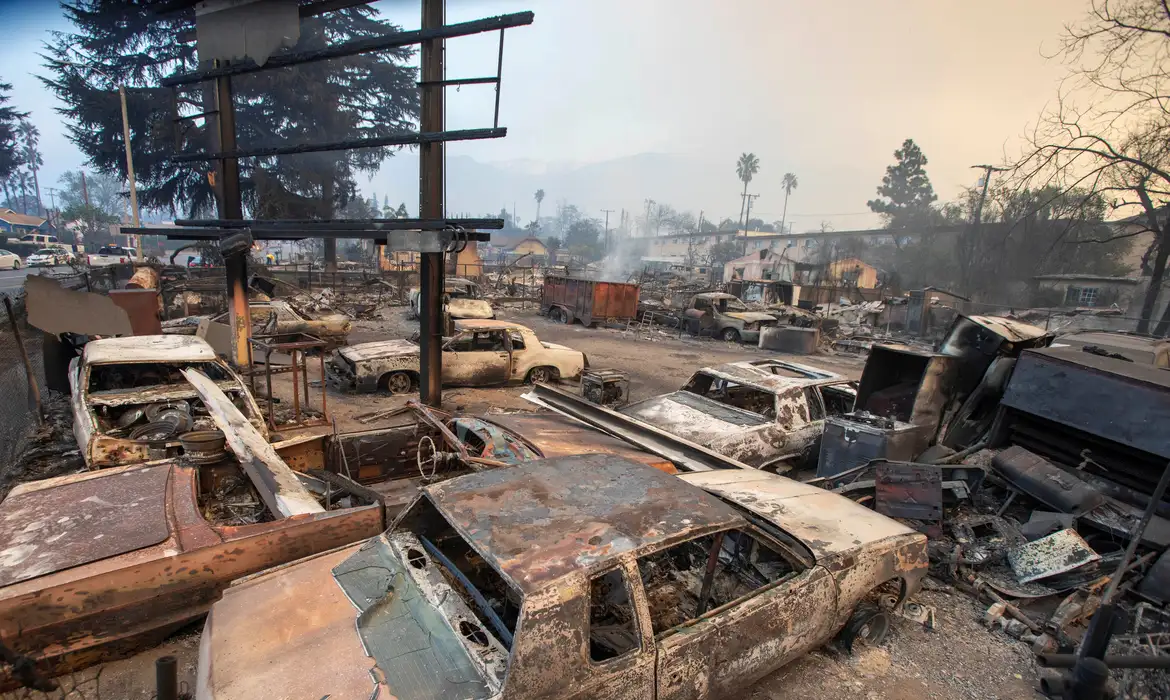 Veículos queimados são vistos conform incêndios florestais queimam na área de Los Angeles
09/01/2025
Reuters/Ringo Chiu/Proibida reprodução