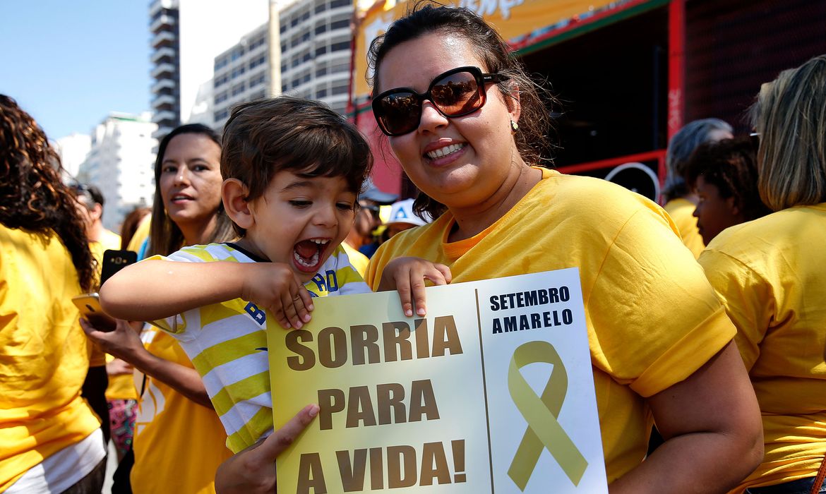 Rio de Janeiro - Parte da campanha Setembro Amarelo, ato na orla de Copacabana marca o Dia Mundial de Prevenção ao Suicídio (Tânia Rêgo/Agência Brasil)