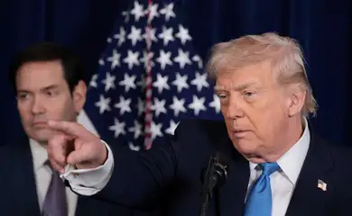 U.S. President Donald Trump points as U.S. Secretary of State Marco Rubio looks on during a press conference following a U.S. strike on Venezuela where President Nicolas Maduro and his wife, Cilia Flores, were captured, from Trump's Mar-a-Lago club in Palm Beach, Florida, U.S., January 3, 2026. REUTERS/Jonathan Ernst
