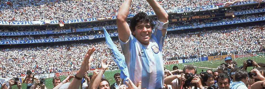 Maradona comemora bicampeonato argentino na Copa de 1986. O título foi conquistado após vitória da Argentina por 3 a 2 sobre a Alemanha