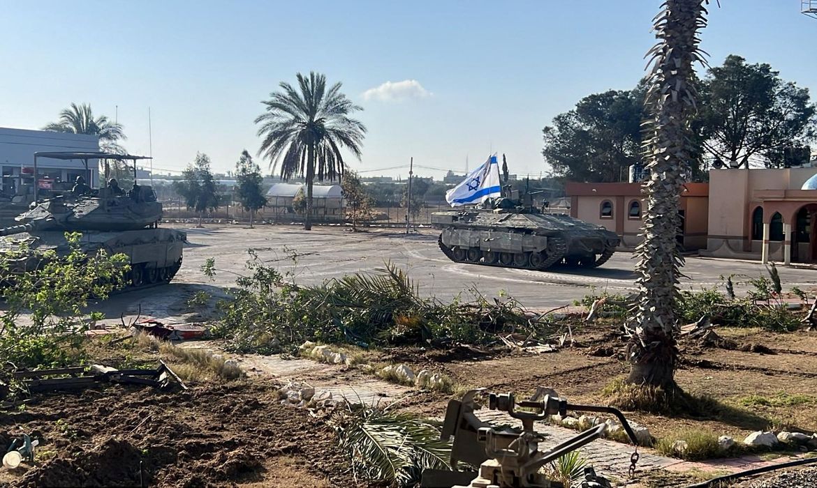 Veículos militares de Israel operam do lado de Gaza na fronteira de Rafah
 7/5/2024   Divulgação via REUTERS