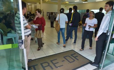 Brasília - Eleitores comparecem ao TRE para fazerem o recadastramento biométrico. No DF o prazo vai até segunda-feira (31). O eleitor que não se recadastrar terá o título cancelado (Marcello Casal Jr/Agência Brasil)